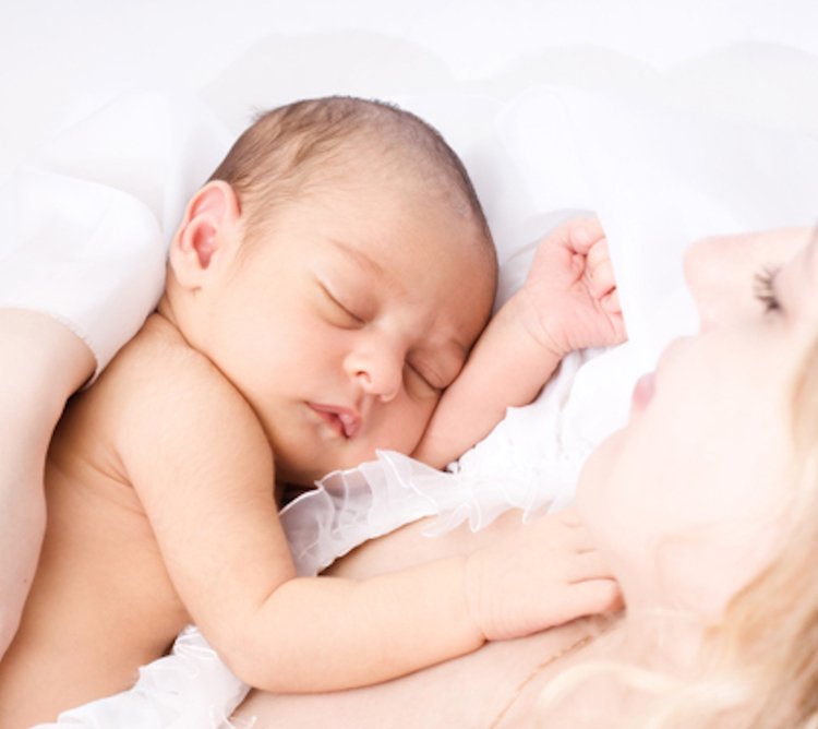 Alojamiento conjunto de la madre y el recién nacido, frente a la atención por separado, como forma de prolongar la lactancia.